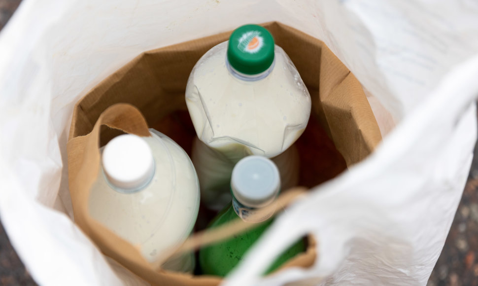 Prie Žemės ūkio ministerijos ūkininkai dalina pieną