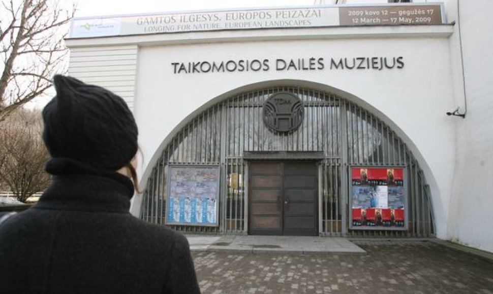 Norintieji valstybinės šventės proga aplankyti šalies muziejus trečiadienį atsirėmė į užrakintas duris.