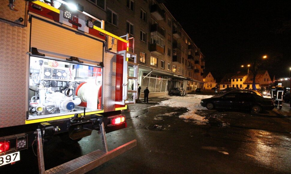 Klaipėdoje nuo automobilio vos neužsidegė biurų pastatas