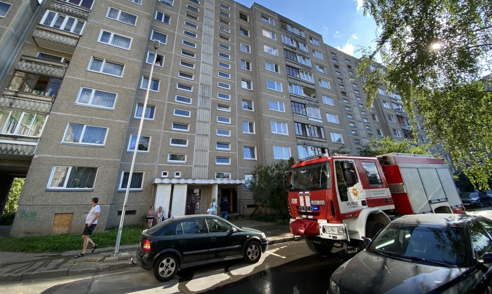 Gaisras daugiabučio bute Justiniškių gatvėje