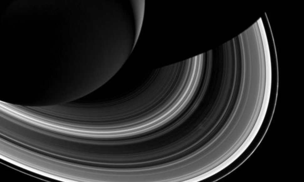 Saturno šešėlis ir žiedai. Tarp žiedų ir šešėlių matyti Mirties žvaigždę iš Žvaigdžių karų primenantis Saturno palydovas Mimas (dešiniajame apatiniame kampe, 2014 m. kovo 3 d.) 