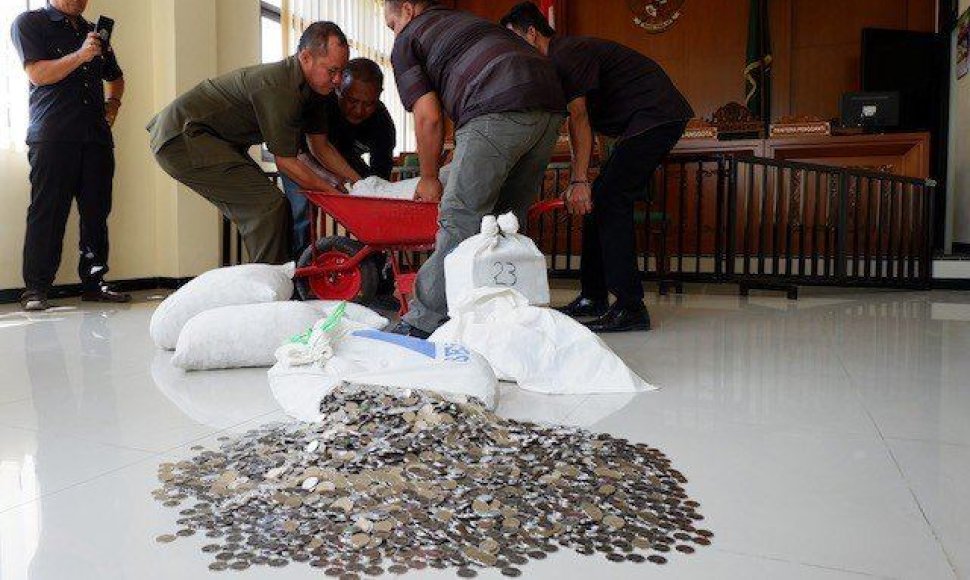 Indonezijoje vyras grąžino 10 tūkst. JAV dolerių skolą savo buvusiai žmonai... monetomis