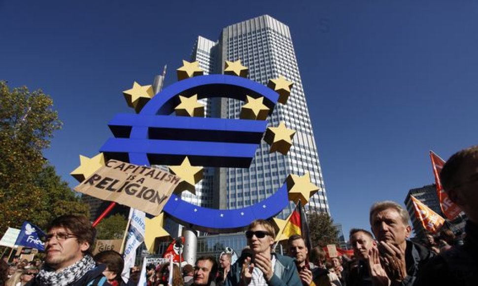 Žmonės prie Europos centrinio banko 