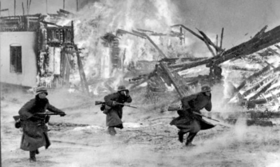 Vokiečių kariai veržiasi per degantį kaimą Norvegijoje (1940 m. balandis)