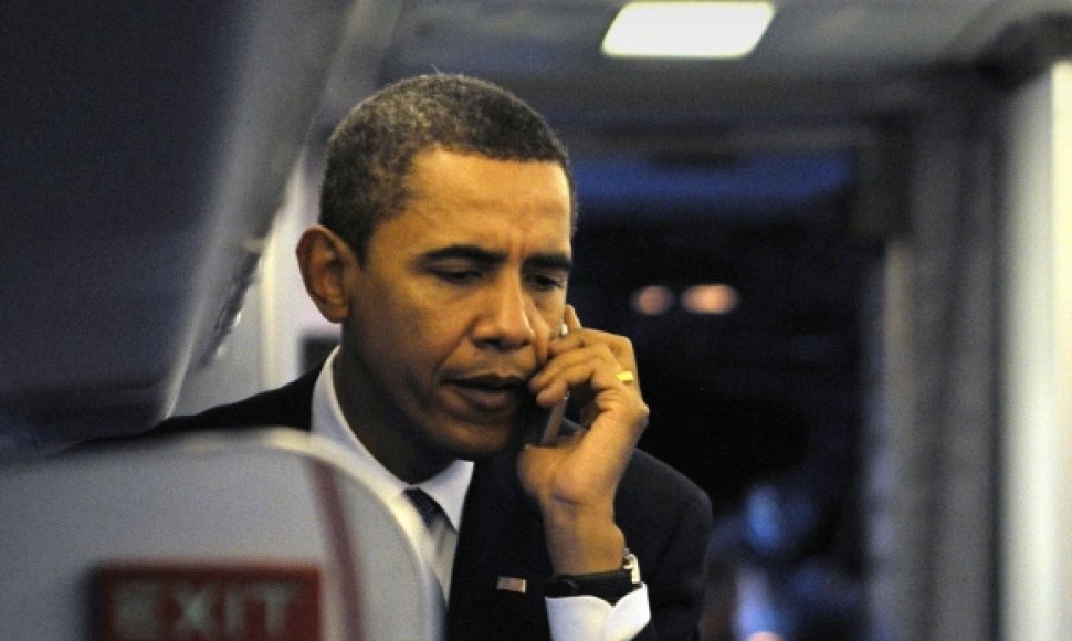 JAV prezidentas Barackas Obama kalba mobiliuoju telefonu