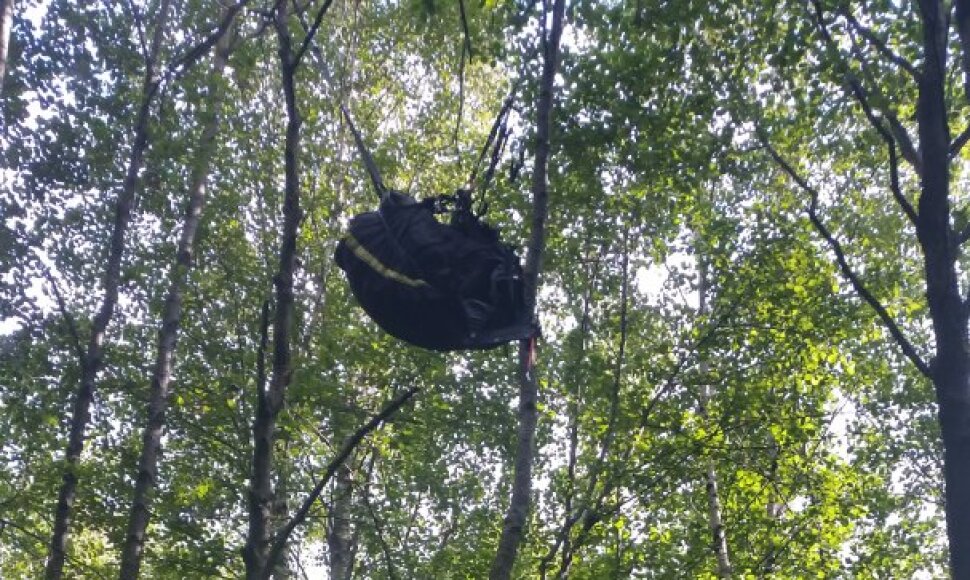 Atvykusiems gelbėtojams beliko nukabinti parašiutą