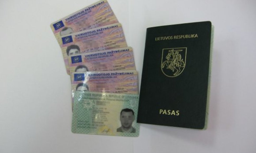 Lietuvos įstatymai neleidžia naudotis keliais vairuotojo pažymėjimais.