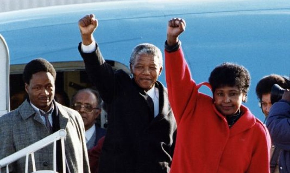 Nelsonas Mandela su žmona Winnie Mandela (1990 m.)