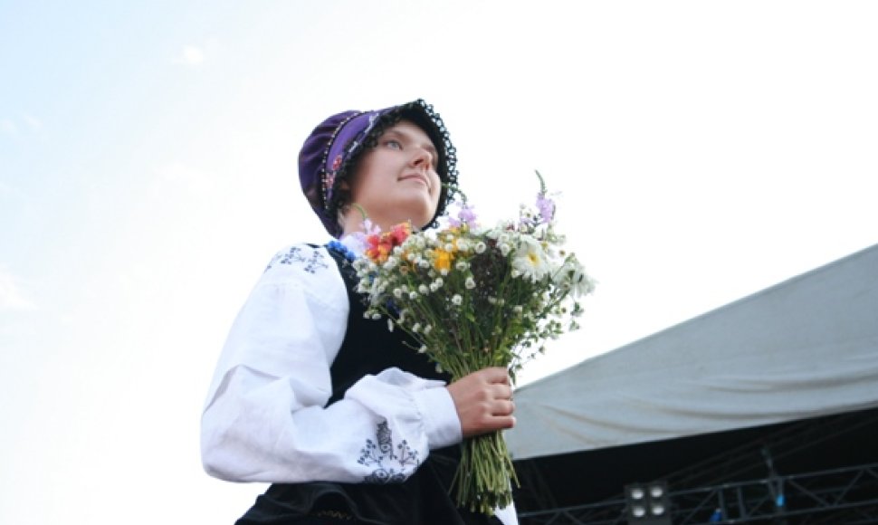 Mergina demonstruoja tautinį kostiumą, būdingą Mažajai Lietuvai. 