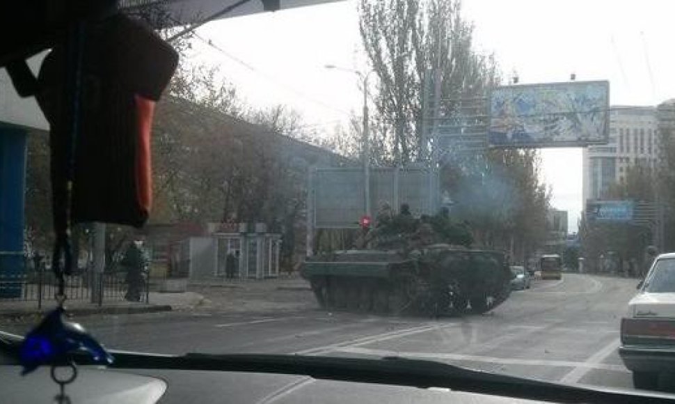 Tankai Donecko gatvėse
