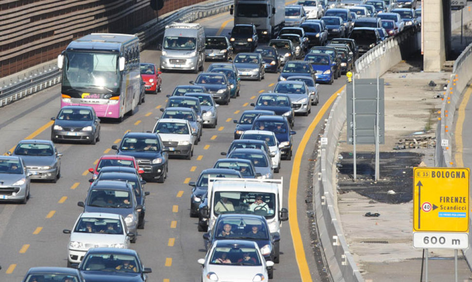 Italijos greitkeliuose automobilių spūstys padidėja vasarą