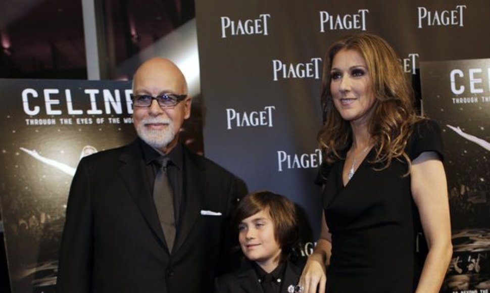 FILE - In this photo taken Tuesday, Feb. 16, 2010, Celine Dion, right, poses with her husband Rene Angelil, left, and son Rene Charles Angelil, right, as they arrive for the premiere of the film "Celine: Through the Eyes of the World" in Miami Beach, Fla. (AP Photo/Lynne Sladky, File) / SCANPIX Code