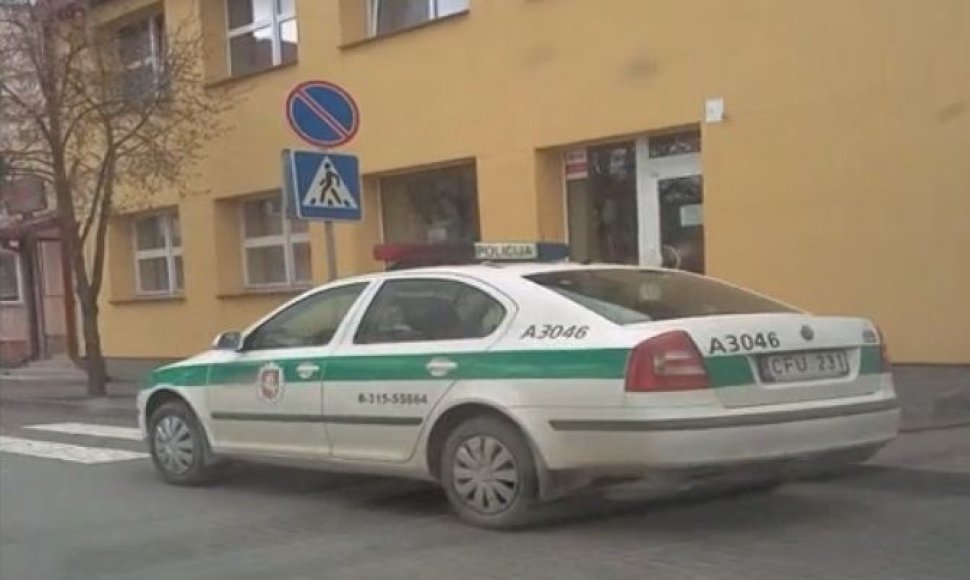 Policijos automobilis, pastatytas draudžiamoje vietoje