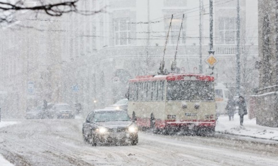Gausus sniegas vėl privertė vairuotojus keiksnoti kelininkus.