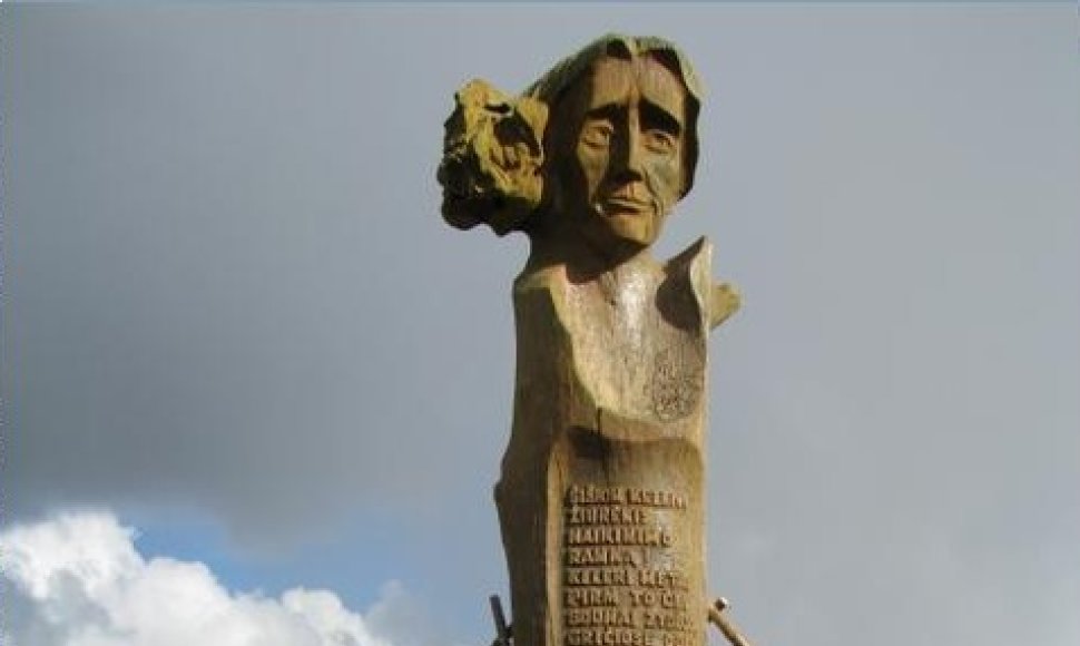 Neringoje atnaujinta skulptūra Liudvikui Rėzai.