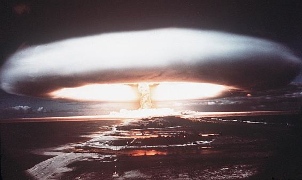 1971 m. branduolinis sprogimas Mururoa atole – nuolatinėje Prancūzijos branduolinių bandymų zonoje.