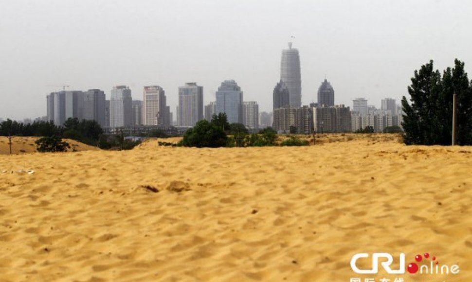 Vietoj dirbtinio ežero miesto pašonėje atsirado didžiulė smėlio dykuma.
