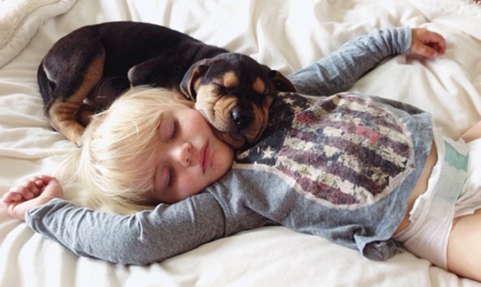 Miegantys Beau ir šuniukas Theo