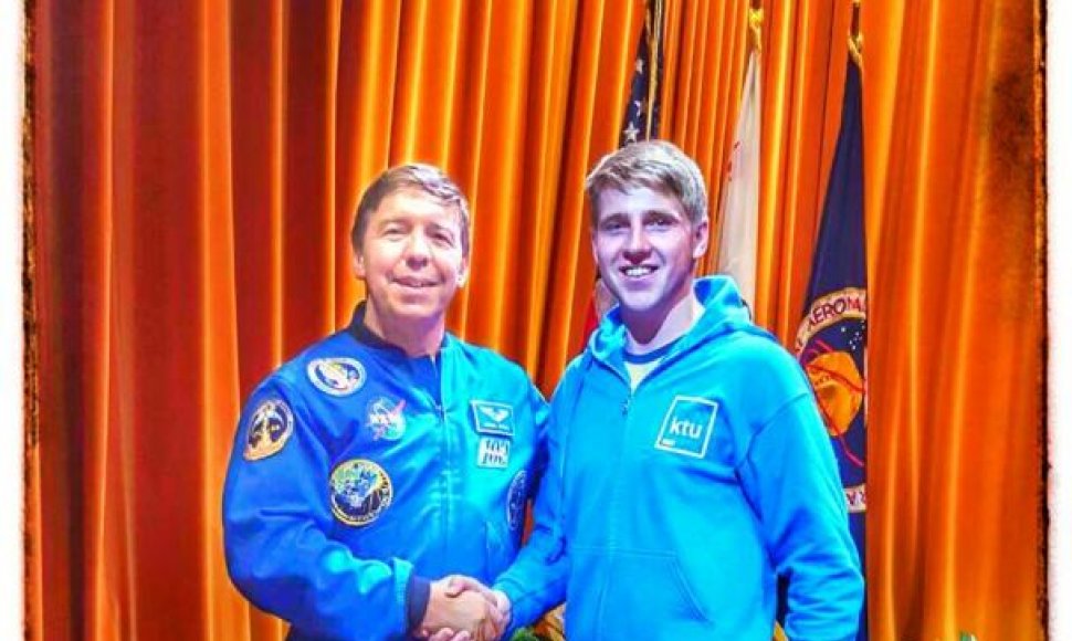 Kosmonautas Michael Barret ir Donatas Miklušis (dešinėje)