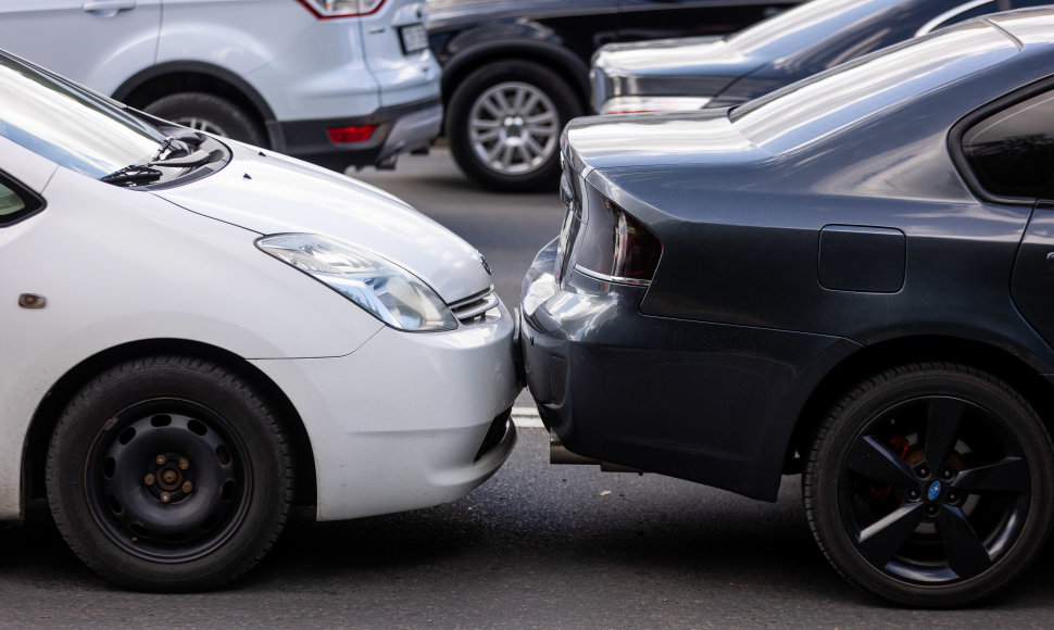 Ateities gatvėje penkių automobilių ir autobuso autoįvykis