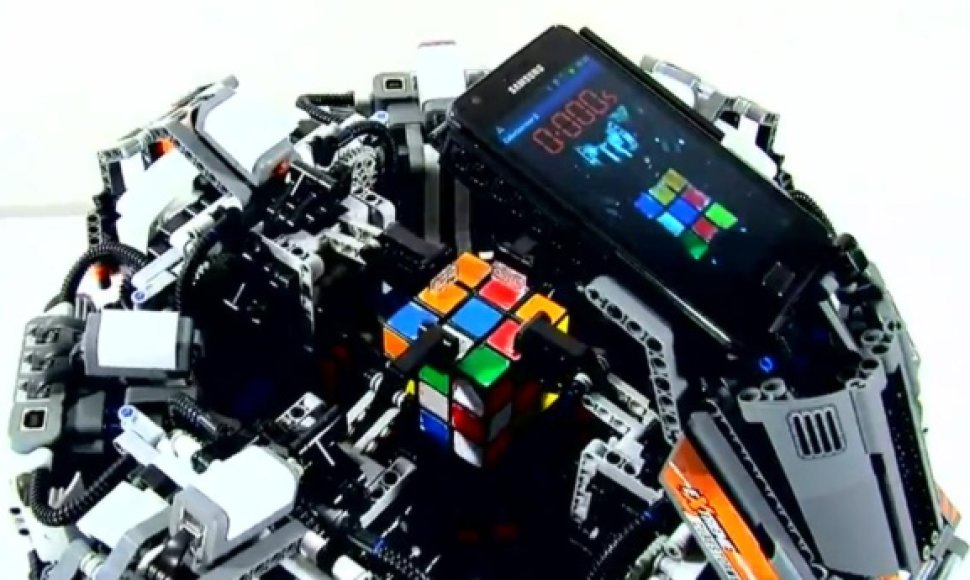 Rubiko kubą per rekordiškai trumpą laiką išsprendęs robotas „CubeStormer II“