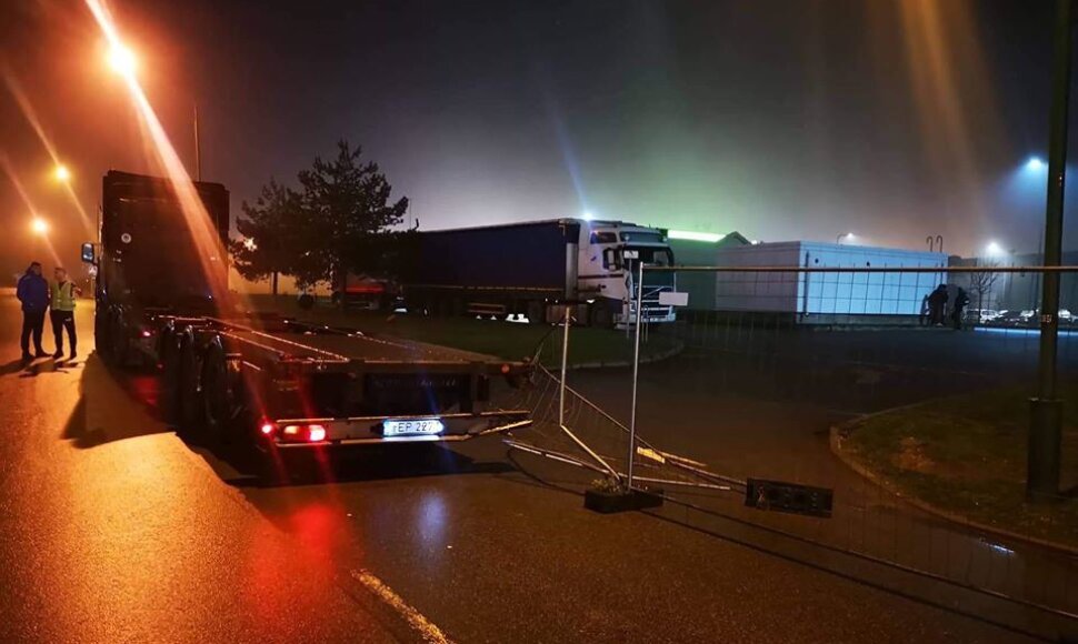 Klaipėdoje sulaikytas vielinę tvorą tempęs vilkikas