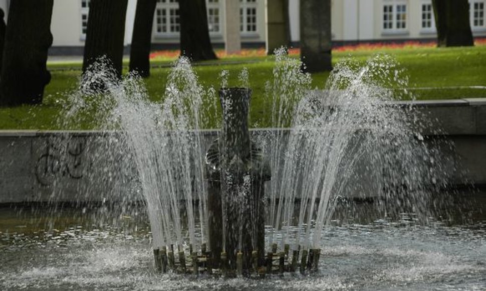 Įtariama, kad J.Ruzgo sukurtą skulptūrą „Ugnies deivė Gabija“ vandalai bandė pagrobti, tačiau neįveikė nusitempti kelias tonas sveriančio monumento.