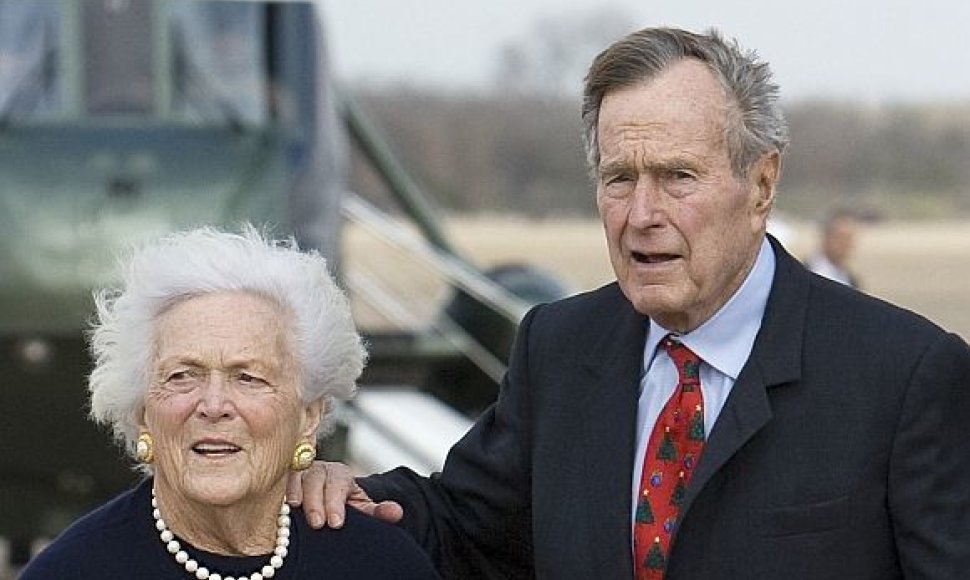 Buvęs JAV prezidentas George'as Bushas vyresnysis su žmona Barbara