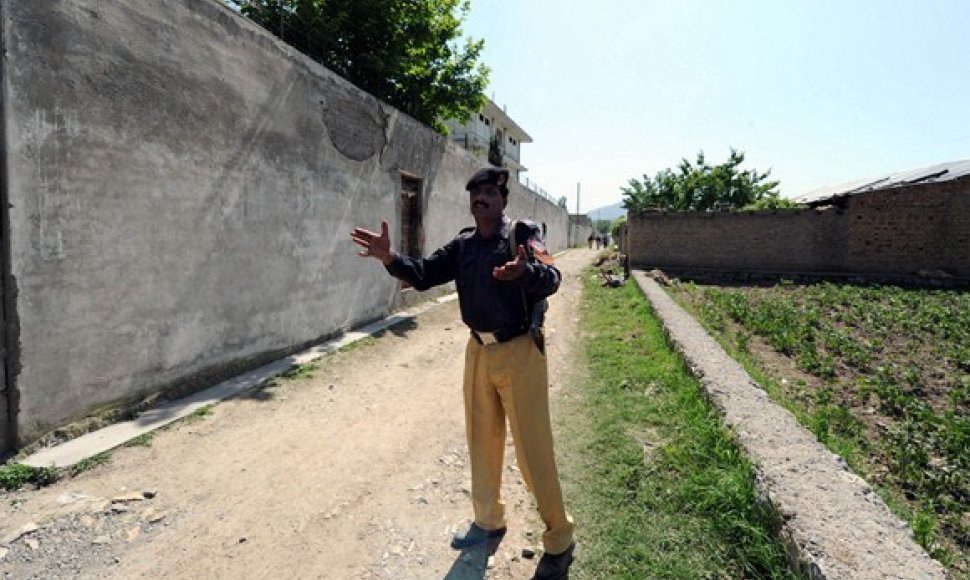 Pakistano policininkas neleidžia toliau eiti spaudos atstovams