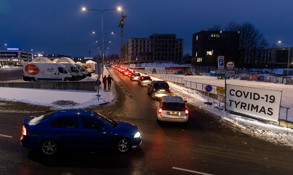 Automobilių eilės prie Covid mobilaus patikros punkto Vilniuje