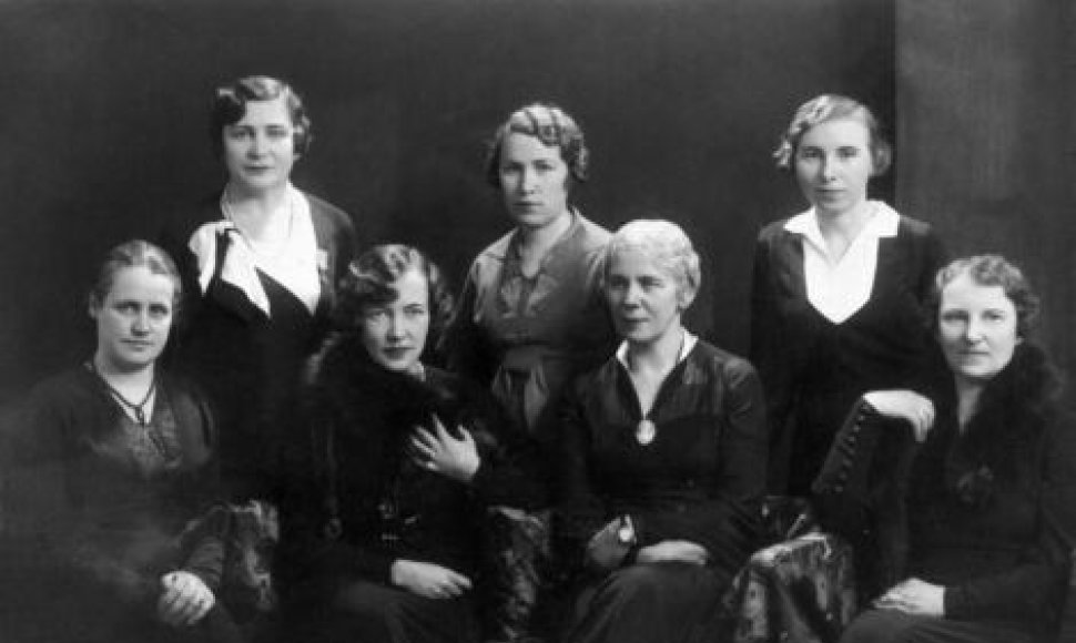 Lietuvos moterų tarybos valdyba. Pirmoje eilėje iš kairės: E. Gimbutienė, J. Tūbelienė, O. Mašiotienė, B. Biržiškienė. Antroje eilėje iš kairės: V. Račkauskienė, J. Sutkuvienė, Gužytė.