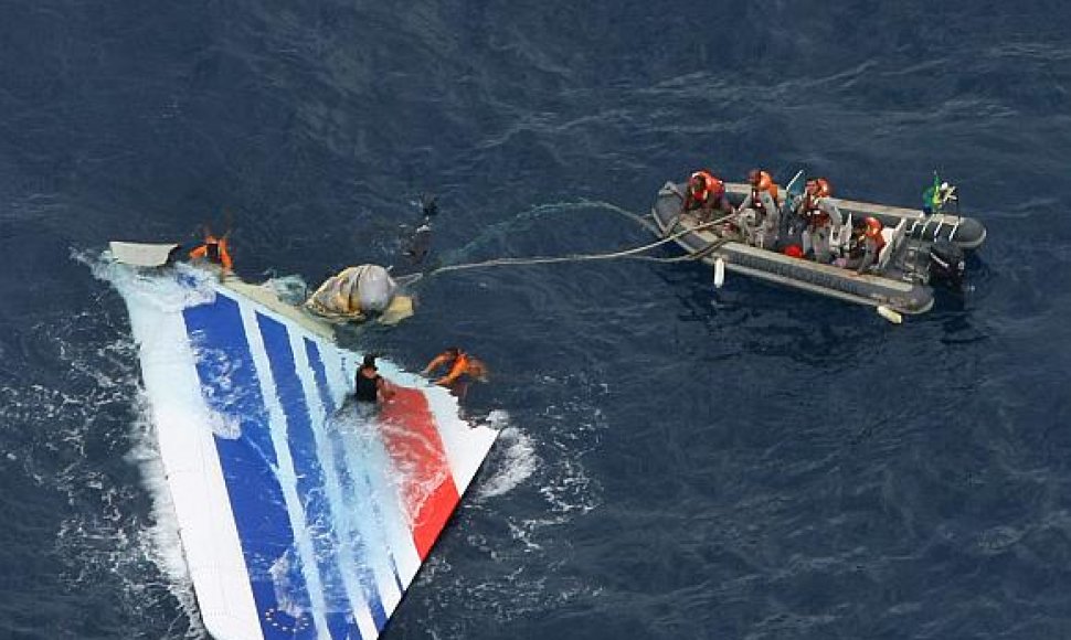 Pirmadienį Brazilijos gelbėtojai Atlanto vandenyne aptiko „Air France“ lainerio uodegos dalį.