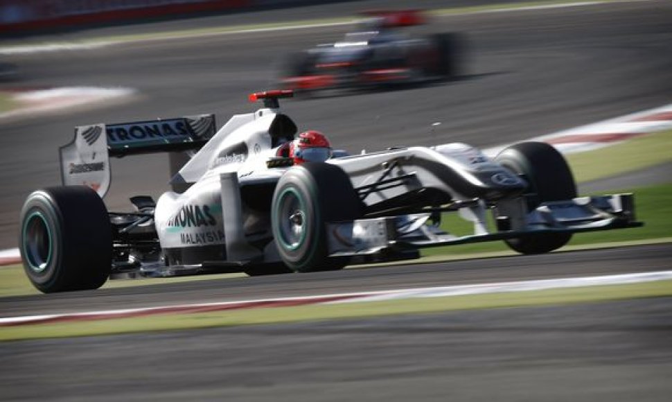 Septyniskart pasaulio čempionas M.Schumacheris pirmosiose lenktynėse po sugrįžimo dominuoti nesugebėjo