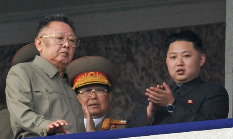 Šiaurės Korėjos lyderis Kim Jong-Ilas (kairėje) su savo jaunausiu sūnumi Kim Jong-Unu