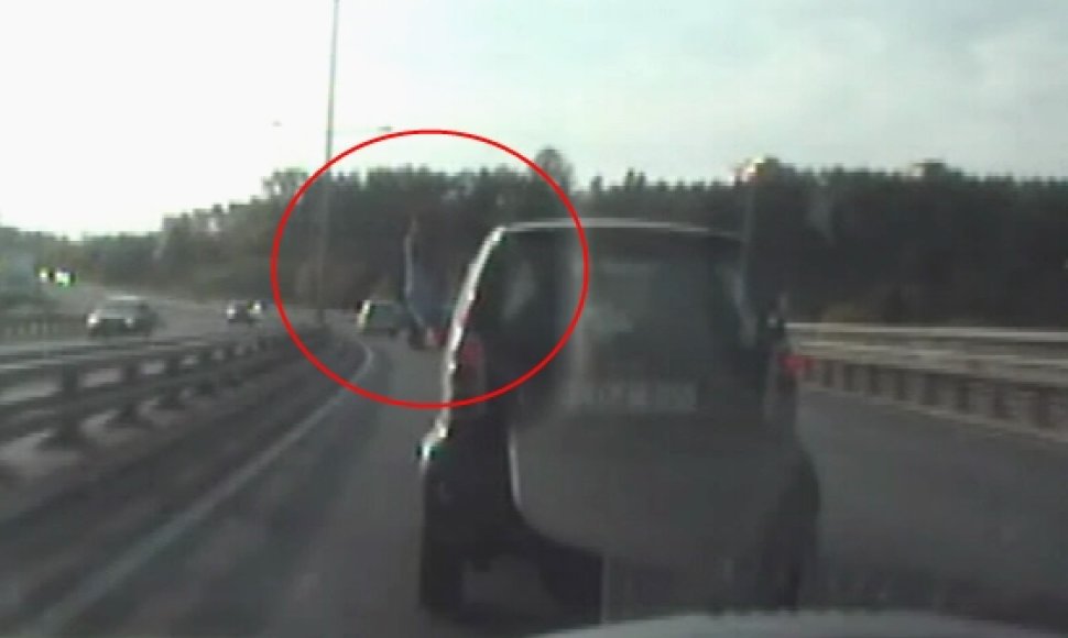 Nei policininkams, nei teisėjui nekilo abejonių, kokį gestą parodė vairuotojas, tačiau V.Petkevičius tikino tik pamojavęs.