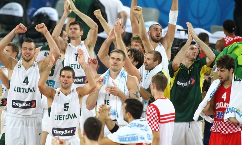 Lietuvos krepšininkai džiaugiasi pergale.
