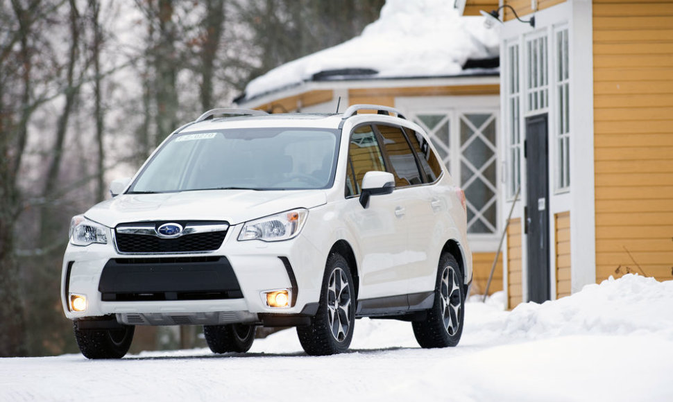 „Subaru Forester“ bandymai sniego nuklotoje Suomijoje