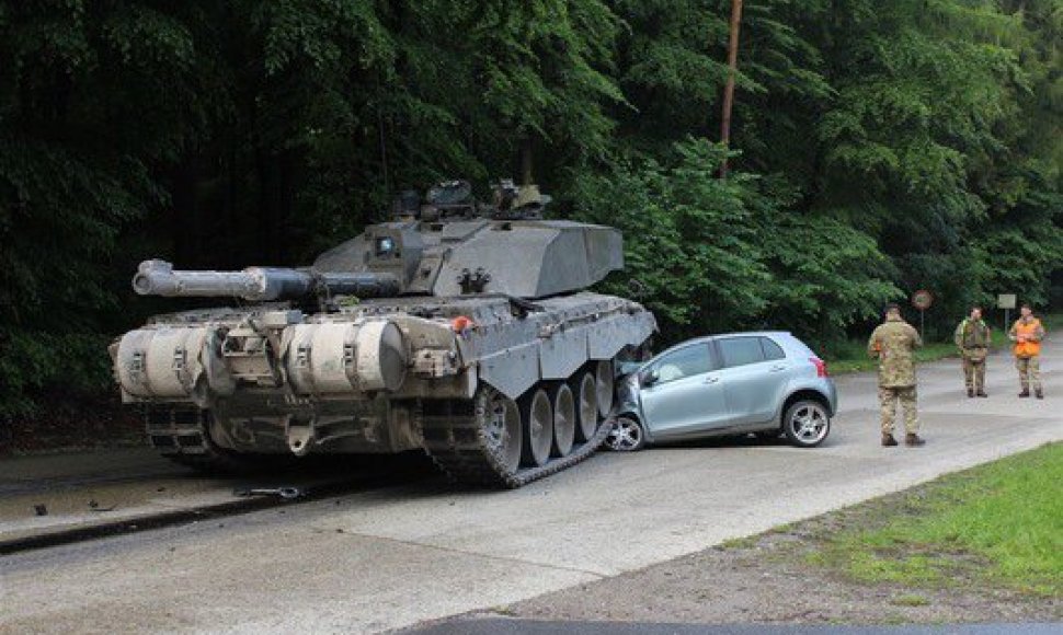 Avarija Vokietijoje, kai „Toyota Yaris“ palindo po tanku.