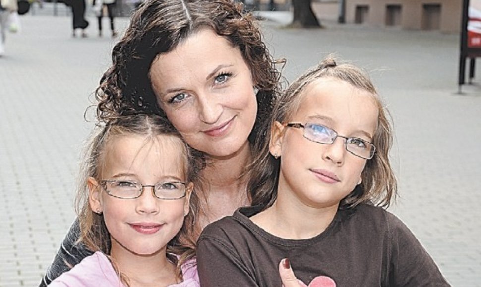 Aktorė Kristina Savickytė su dvynėmis dukrelėmis Justina (kairėje) ir Gabija.