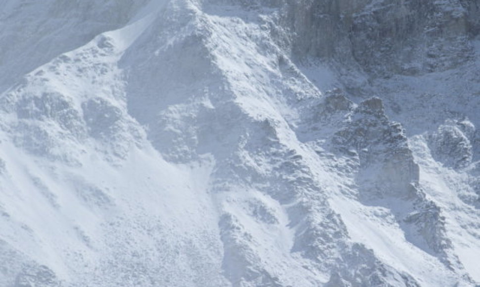 Bazinė alpinistų stovykla Nepale po sniego lavinos, sukeltos žemės drebėjimo