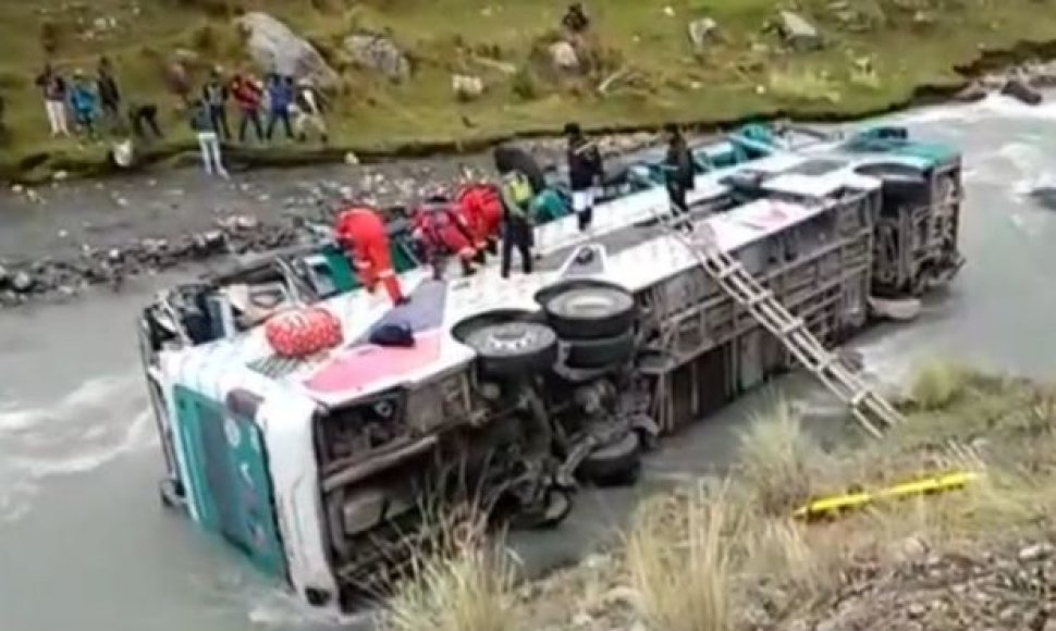 Peru autobusui įkritus į upę žuvo bent 23 žmonės