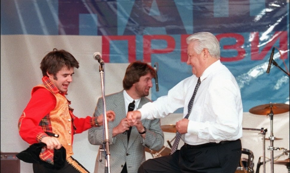 B.Jelcinas linksminasi.