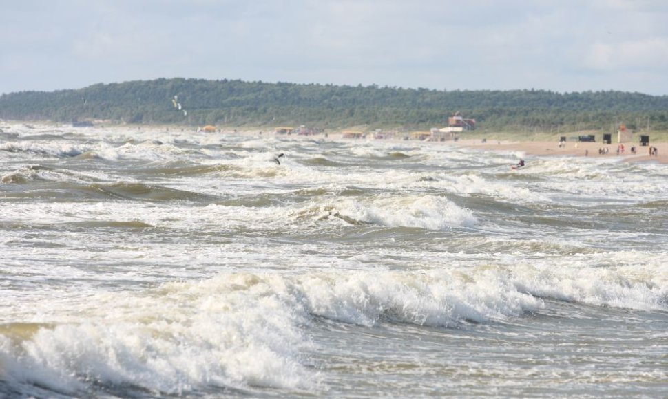 Baltijos jūra šią savaitę itin banguota, poilsiautojai įspėjami apie pavojų. 
