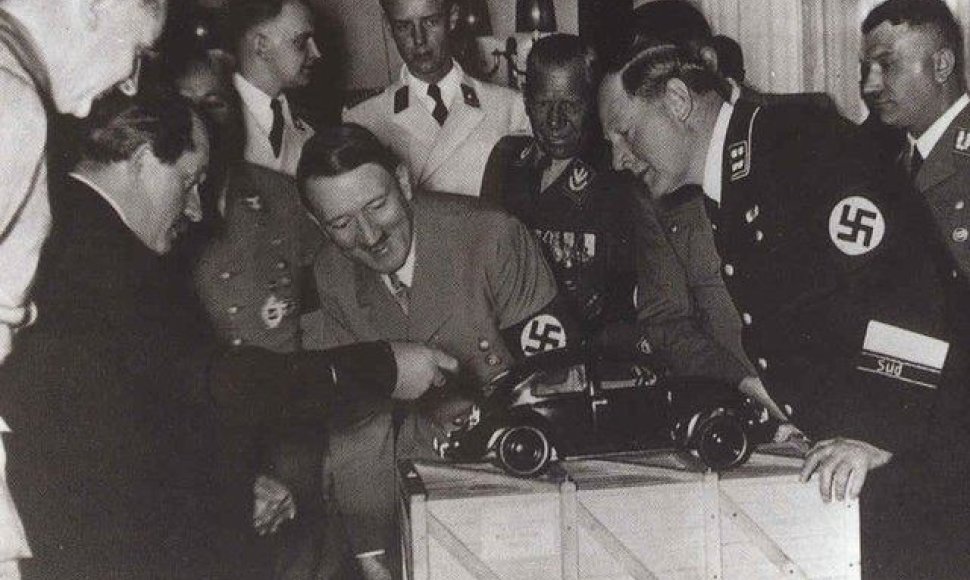 Ferdinandas Porsche pristato Adolfui Hitleriui „Volkswagen Kaefer“.