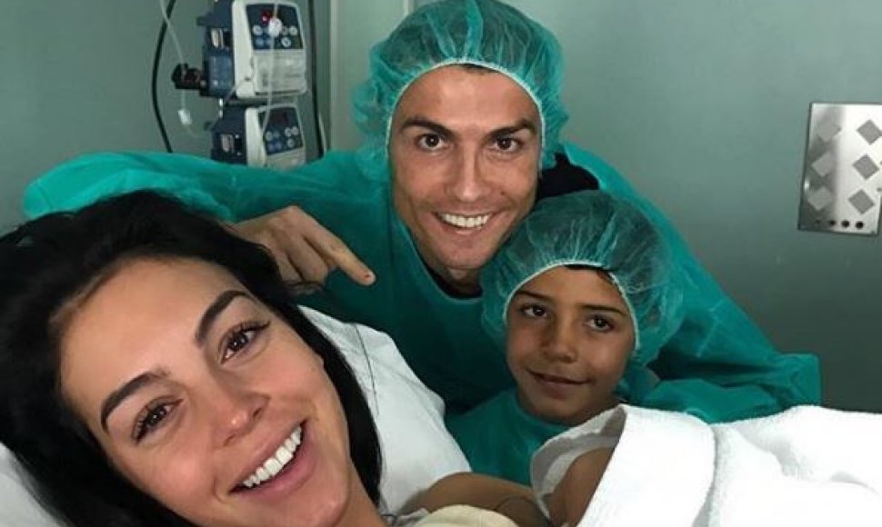 Cristiano Ronaldo su sūnumi Cristiano, Georgina Rodriguez su dukra