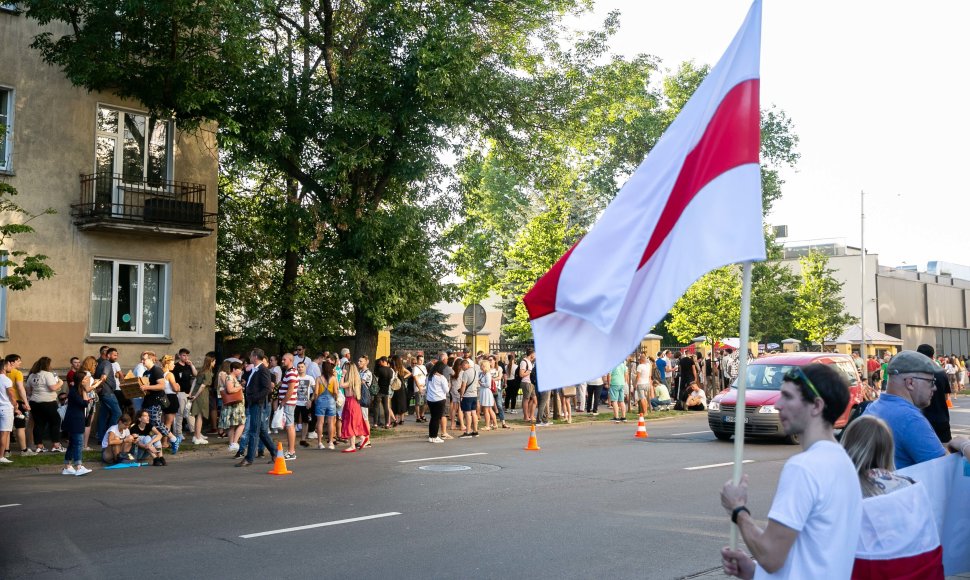 Žmonės prie Baltarusijos ambasados Vilniuje