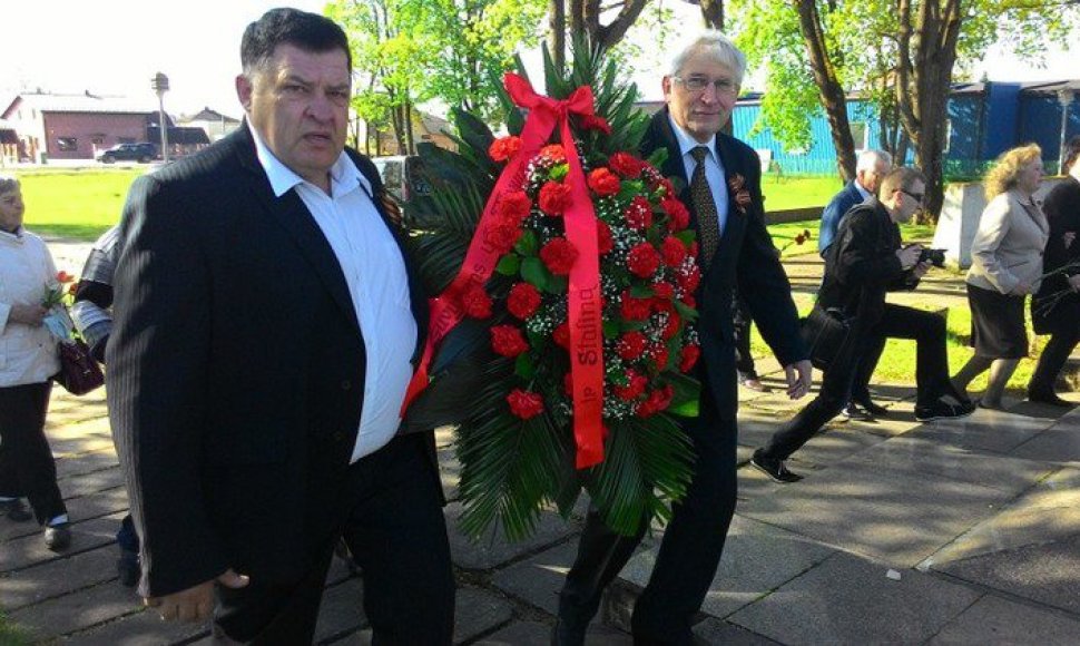 Eugenijus Kriaučiūnas ir Petras Rakauskas atnešė vainiką, papuoštą raudonu kaspinu su užrašu: „Žuvusiems už Tėvynę ir Staliną“.