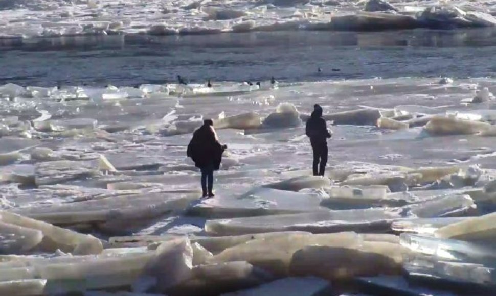 Žmonės ant ledo