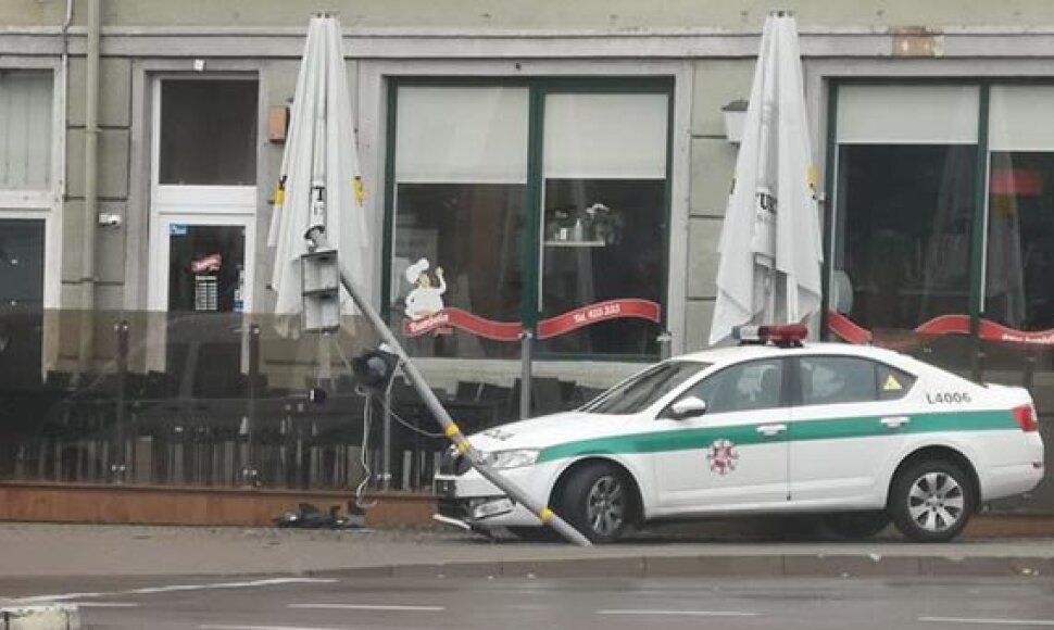 Neringos policijos pareigūnų automobilis sekmadienio rytą nuvertė šviesoforą Klaipėdos miesto centre.