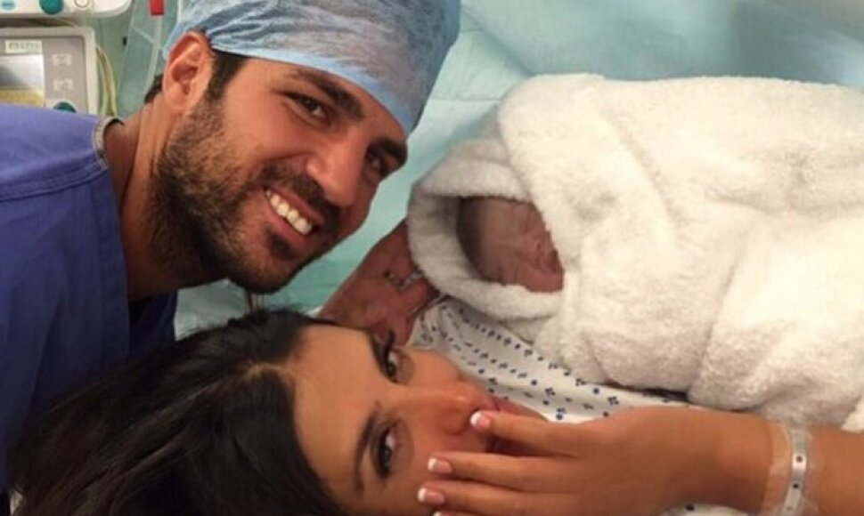 Cescas Fabregasas ir Daniella Semaan su dukra Capri